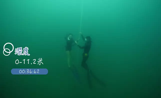 古天祥挑戰自由潛水11.2米。