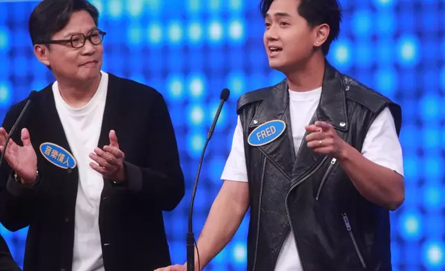 鄭俊弘唱歌畀大家聽。