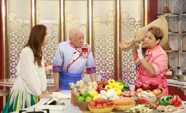 肥媽想當年靠托麵粉養家。