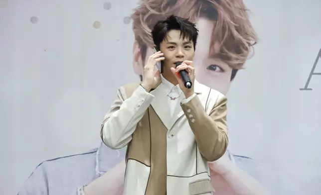 Archie用大會預備的手機打給被抽中的fans通知上台領獎