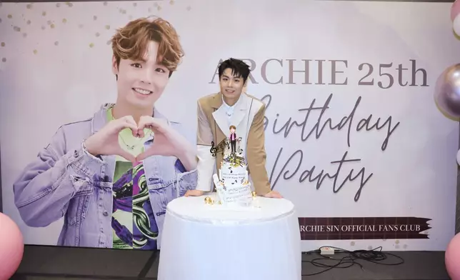 星仔與 fans 一起切蛋糕及大唱生日歌