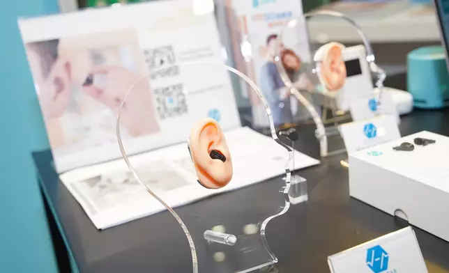 力滔有限公司展示有效將嘈音減少90%，讓用者在嘈雜環境中仍能清晰聆聽說話的「5G助聽器」。