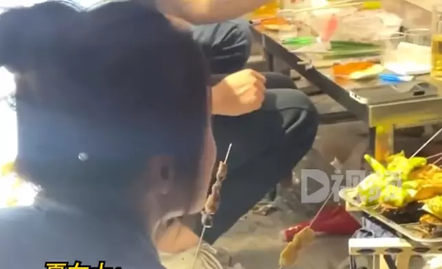 一開始嘴饞想看著別人吃。影片截圖