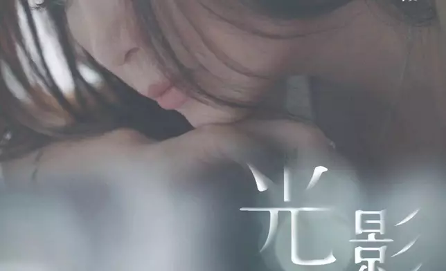 《光影之旅》是電影《我們的十八歲》的主題曲。