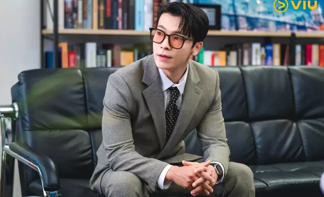 SJ東海飾演年輕CEO王景泰，也是吳英心的青梅竹馬（黃Viu提供圖片）