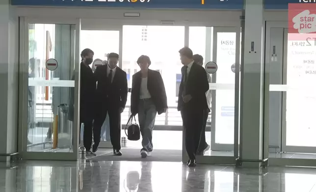 V在5月15日從仁川機場出國參加海外行程（影片截圖）
