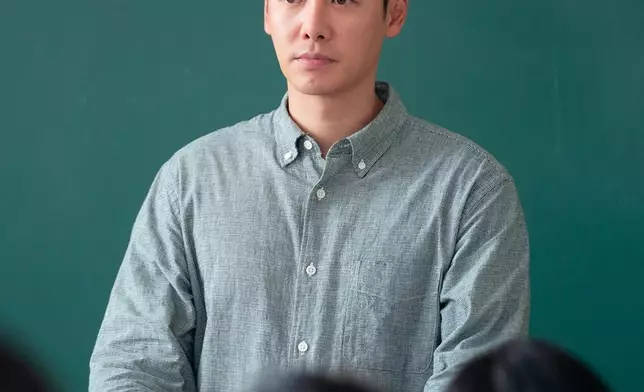 金東旭飾演的尹海俊化身中學教師打聽情報（KBS官網劇照）
