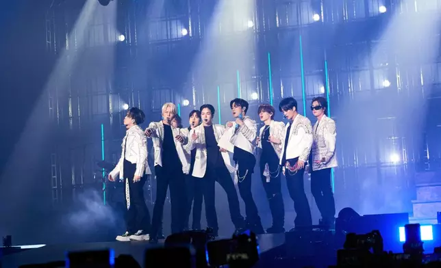 TREASURE 10子身穿銀白色外套（YG娛樂提供圖片）