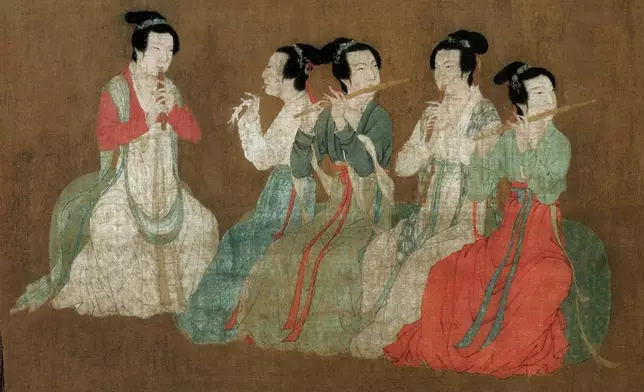 顧閎中的五代《韓熙載夜宴圖》中「清吹」一段，最右邊那位綠衫紅裙的女子，正是最標準的「石榴紅」色。(網上圖片)