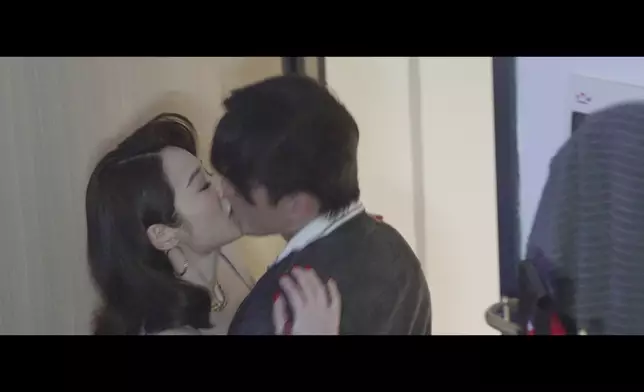 楊明同蔡潔咀到轉晒圈。