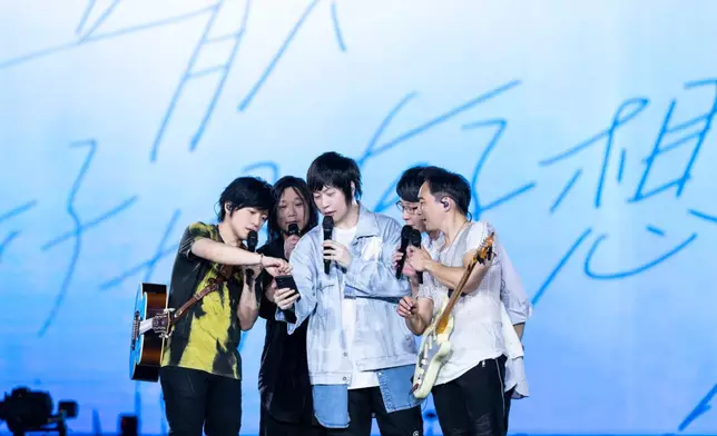 暌違4年在北京鳥巢獻唱。