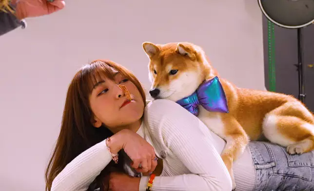 Miss Ho跟愛犬碳治郎。