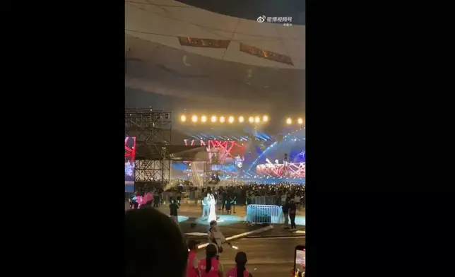 該區域的歌迷更不斷起哄！