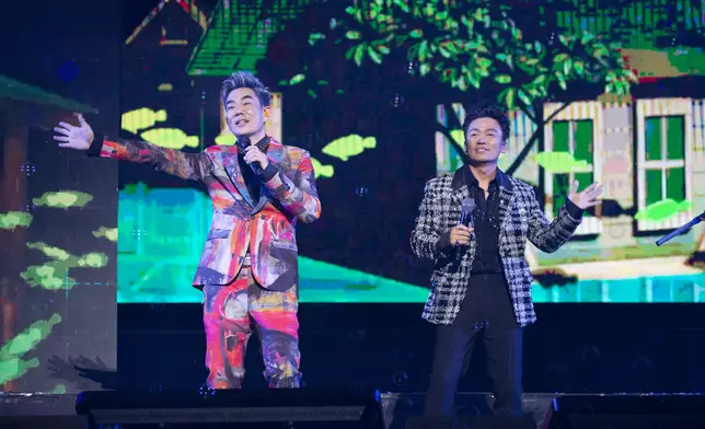 王寶強跟小齊於台上唱了《我是一隻魚》及《對面的女孩看過來》。