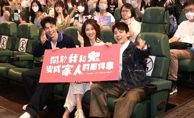 監製金百倫星期六率先帶領兩位男主角許光漢和林柏宏到香港連走多場謝票！