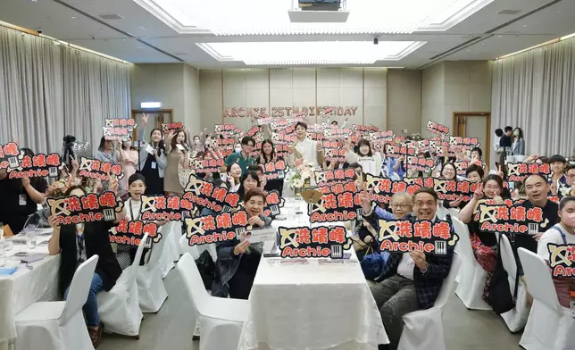 Archie與fans一齊合照