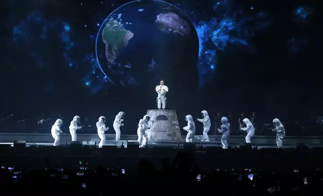 近萬人來睇騷。