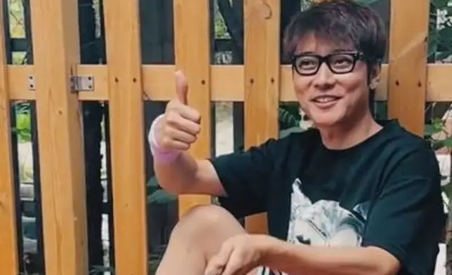 其間張丹峰一邊燒肉一邊戙腳，仲滿面笑容豎起大拇指。