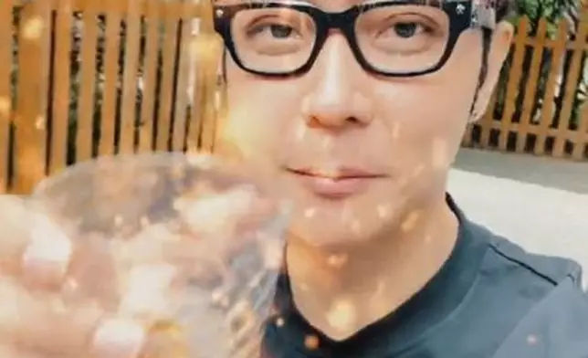 張丹峰向鏡頭舉杯，網民覺得剛宣佈離婚的他好囂張。