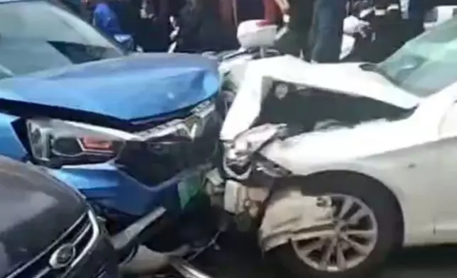 私家車並撞向多輛車。網圖