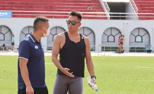 吳家鋒與教練商量。