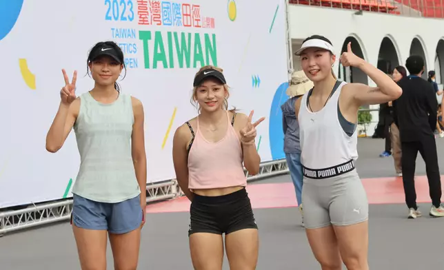 100米跑手，陳佩琦（中）以及梁筠宜(右)。