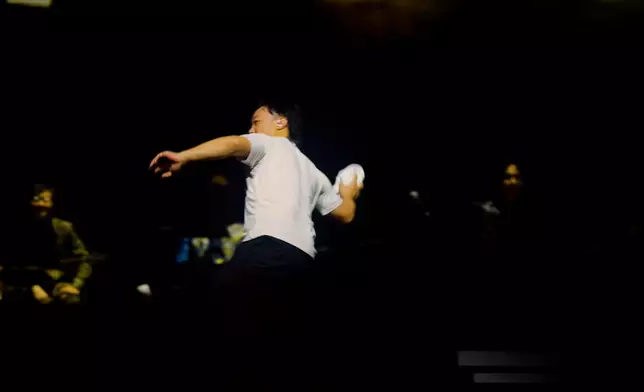 有FANS想要EASON件衫。唔斑啦！上衣拋出去！