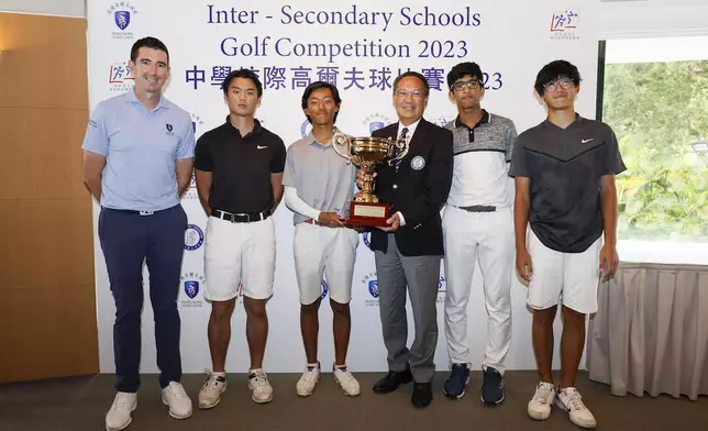 蟬聯今屆全場總桿總冠軍的智新書院，從香港高爾夫球總會行政總裁賴以尊(右三)接過今年首設的「鄉議局校際高爾夫球盃」，香港哥爾夫球會高爾夫球總監 Daniel O’ Neill (左一)恭賀得奬隊員。