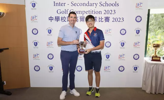 香港培正中學中六生劉栢初贏得男子甲組個人賽淨桿冠軍。