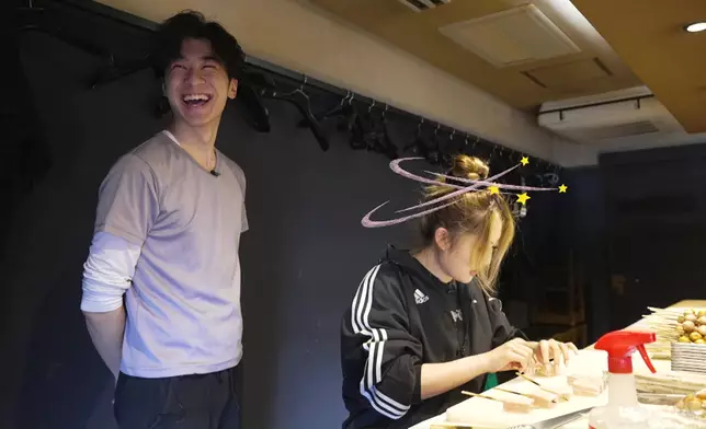 Venus試穿雞串，但明顯雞手鴨腳。