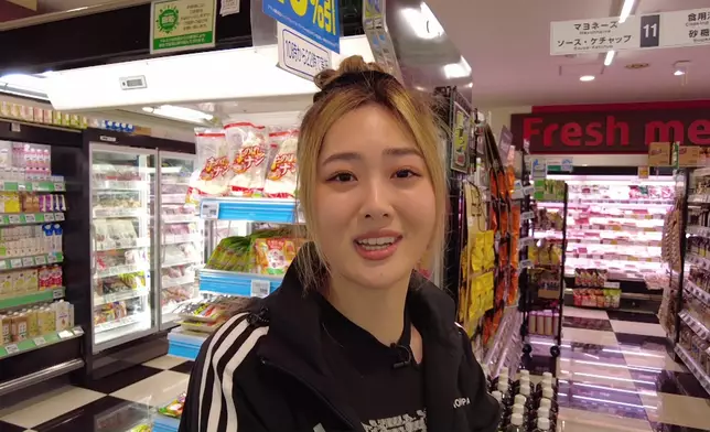 Venus與該店員工結伴到超市買餸煮員工餐，店家仲會透露員工餐budget。