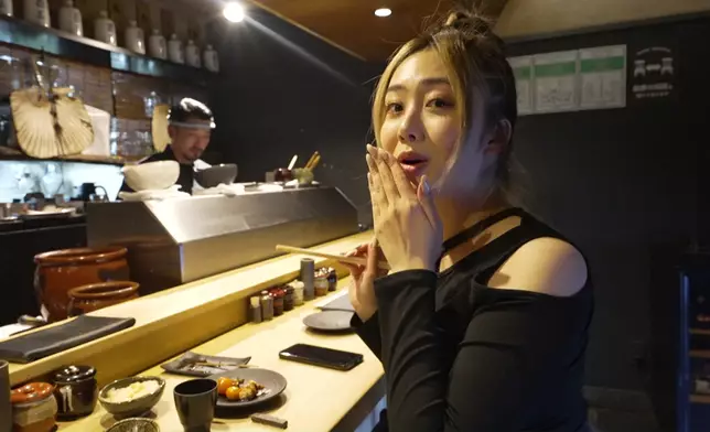 Venus成為拍攝當晚第一位顧客，佢仲試食咗好特別嘅母雞生殖系統，佢猛讚蛋香好濃郁，仲好creamy，聽到都想食。