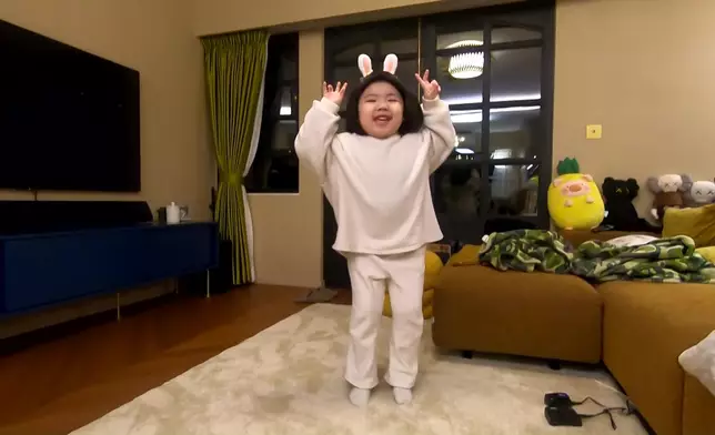 Lucy大跳「兔仔舞」。