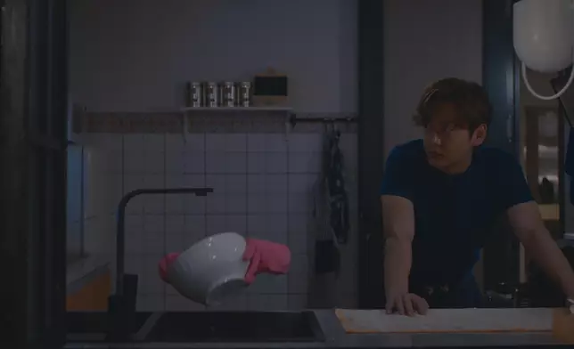 由於柳芳成日唔為意自己係隻鬼，好多舉動「驚」動到人， 因而鬧出不少笑話。