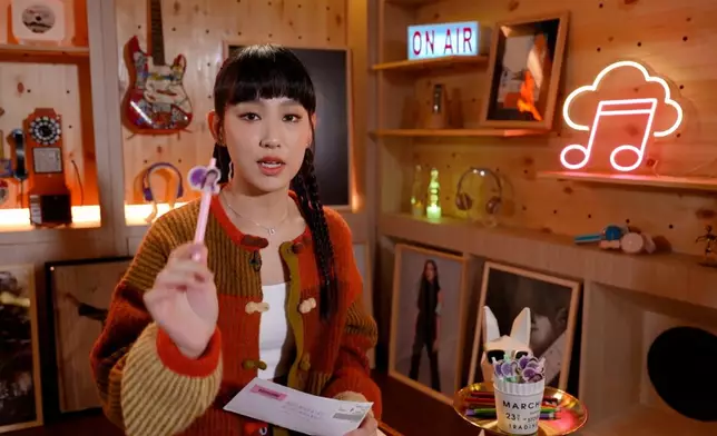 Gigi連抽信讀都有儀式感過人。