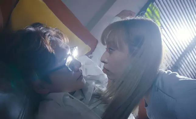 但隨住劇情發展，嘉欣同振朗會發生微妙感情，呢段感情背後仲有唔止一段可歌可泣嘅故事。