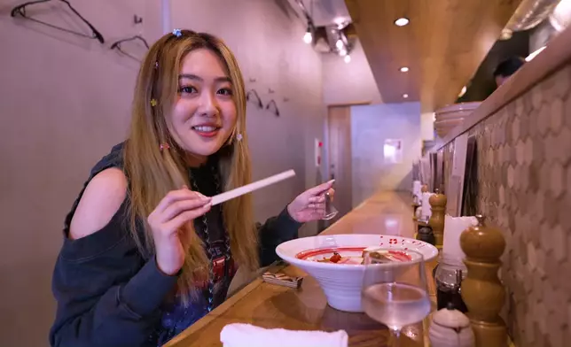 龍蝦拉麵店嘅湯底用心烹調，用料相當足，Venus表示非常美味。