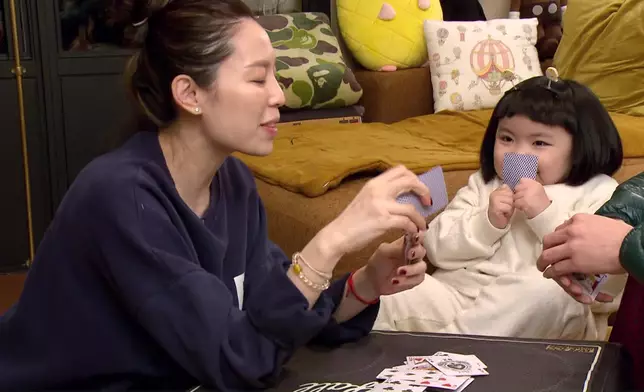 Lucy同爹哋媽咪玩遊戲期間表現都好過癮。