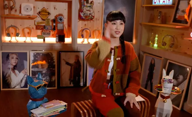 Gigi仲會大派小禮物。