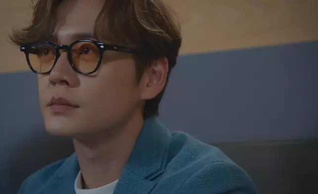 振朗飾演曲行雲時，除咗造型明顯有分別，佢嘅演繹亦明顯嚴肅得多。