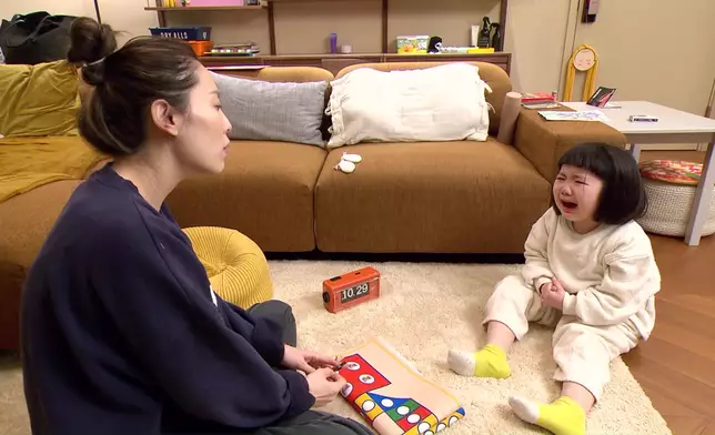 玩遊戲時仲嘻嘻哈哈嘅Lucy，一聽到話要瞓覺即刻爆喊。