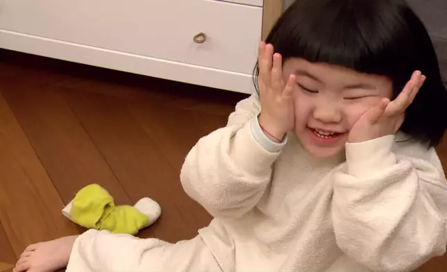 最後Lucy都係乖乖「就範」，臨瞓前佢又做咗一件好搞笑嘅事。