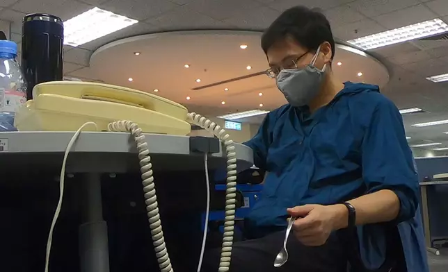 方東昇再做白老鼠，靠一隻湯匙及餅乾罐實測「睡夢靈感提煉大法」。