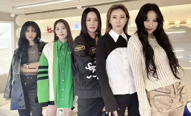 左起：華莎、BoA、嚴正化、金元萱、李孝利。（金元萱Instagram圖片）