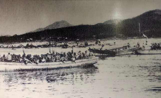1938年10月11日，日本華南派遣軍主力分乘106艘大船，在日本海軍第五艦隊的擭衛下集結廣東大亞灣海面。圖為日軍正在海面集結。(資料圖片)