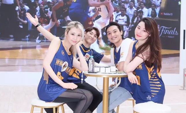 左起：施匡翹、陳昊楠、謝高晉及楊埕，應邀到奧運城與籃球迷一齊睇直播。