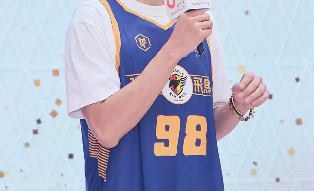 謝高晉宣布日前正式加盟香港本地甲一籃球隊「建龍飛馬」。