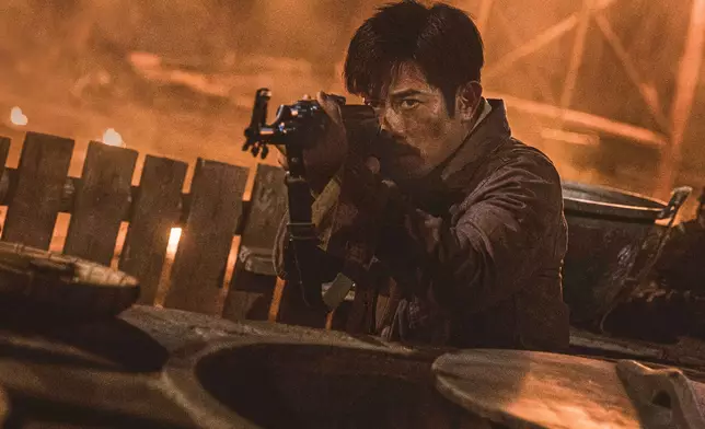 郭富城手持武器狠勁開火！