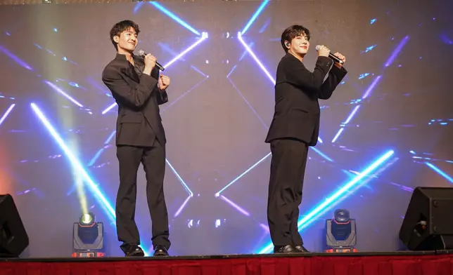 Earth與Mix 以演繹輕鬆節奏《เพลงรัก(Hook)》(情歌) 為活動展開序幕。