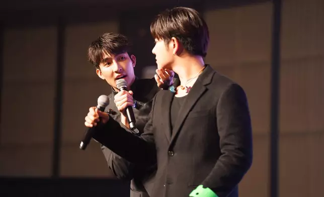 更即場以廣東話飾演「求婚」環節，全場哄動！